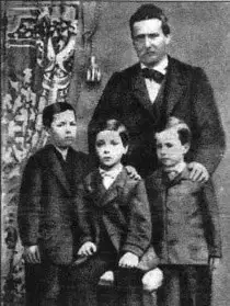 Giovanni Pascoli con il padre e i fratelli