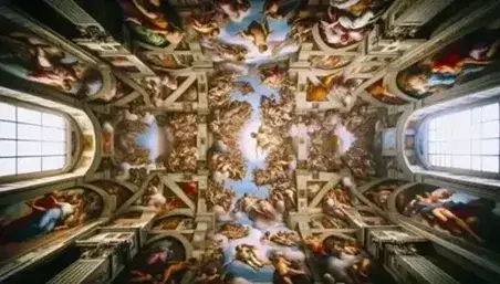 Affresco del Giudizio Universale di Michelangelo sulla volta della Cappella Sistina, con colori vivaci e figure umane dinamiche.