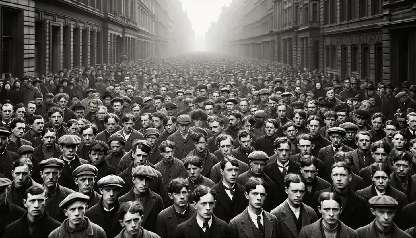 Folla di operai in abiti d'epoca manifesta in strada cittadina, espressioni serie, senza cartelli, in bianco e nero.