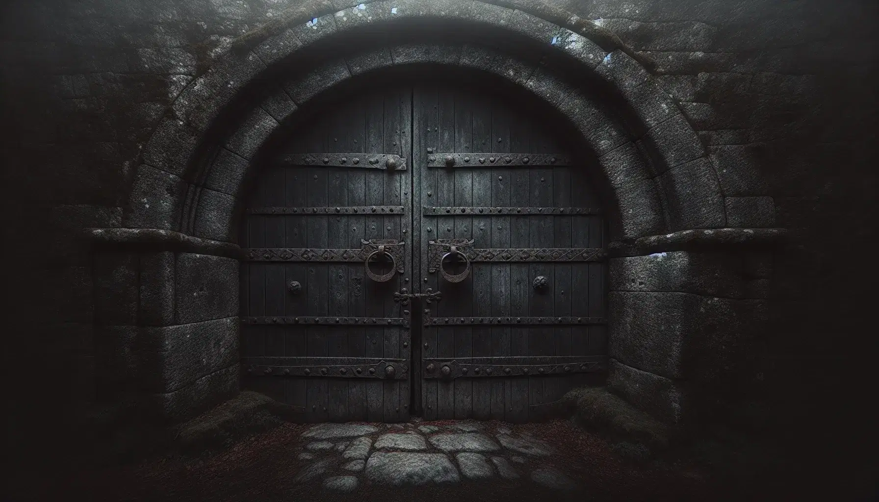 Porta antica in legno scuro con rinforzi metallici e anelli di ferro su arco in pietra muschiosa, circondata da foglie secche e penombra.