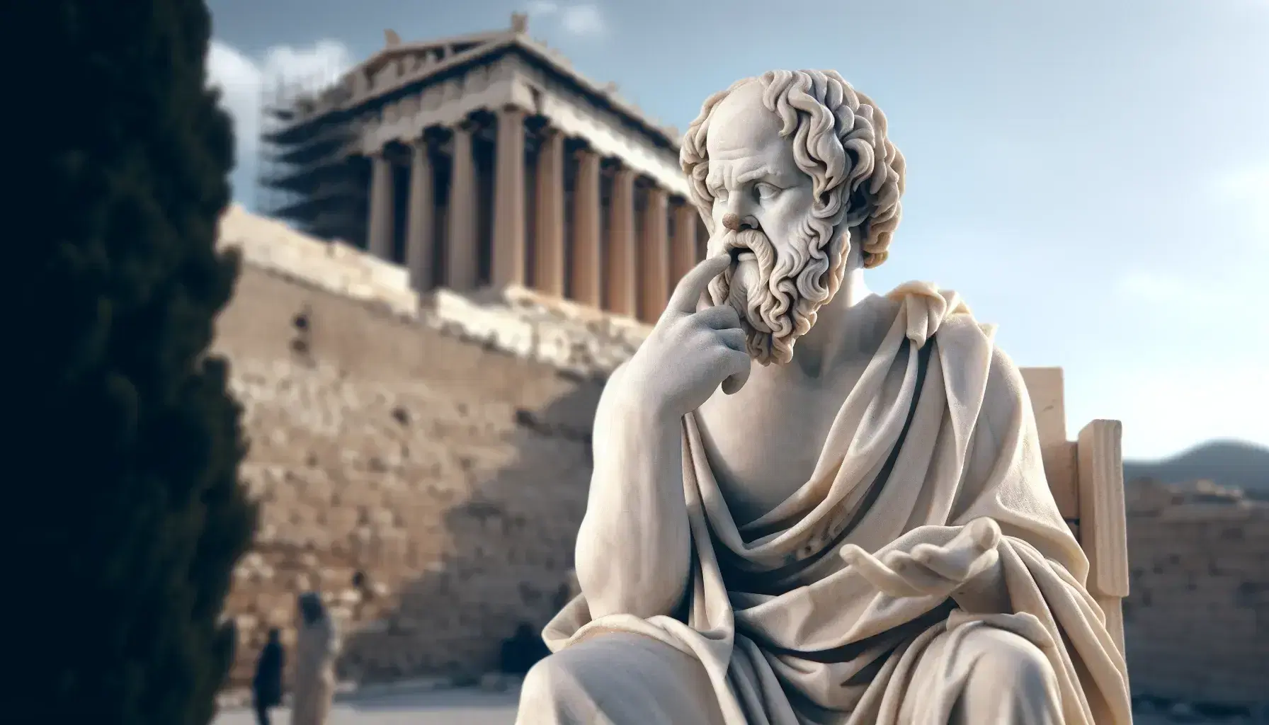 Estatua de mármol blanco de Sócrates con mano izquierda levantada y Acropolis de Atenas al fondo bajo cielo azul.