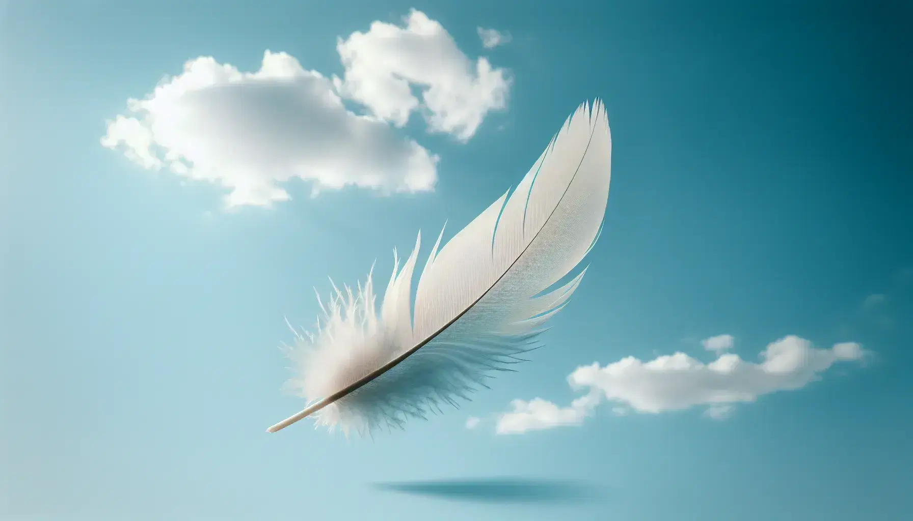 Piuma bianca fluttuante nell'aria su sfondo di cielo azzurro con nuvole sparse, illuminata dal sole che ne evidenzia la struttura traslucida.