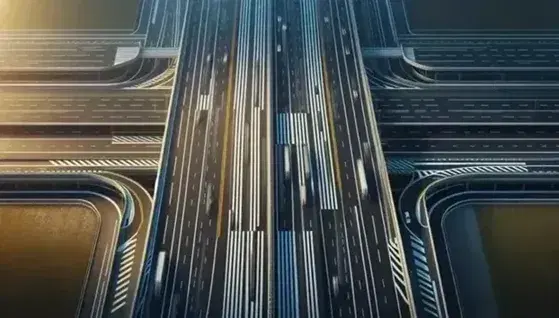 Vista aerea di una strada asfaltata con segnaletica orizzontale, linee bianche longitudinali per demarcazione corsie e bordo destro marcato.