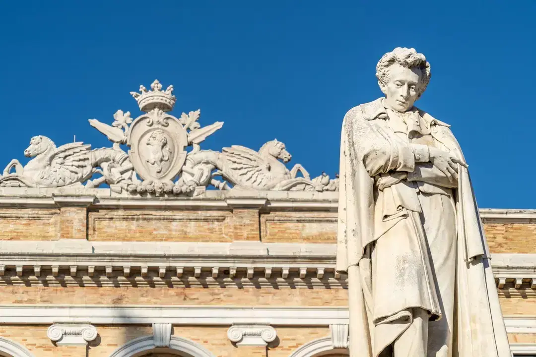 Statua di Giacomo Leopardi a Recanati