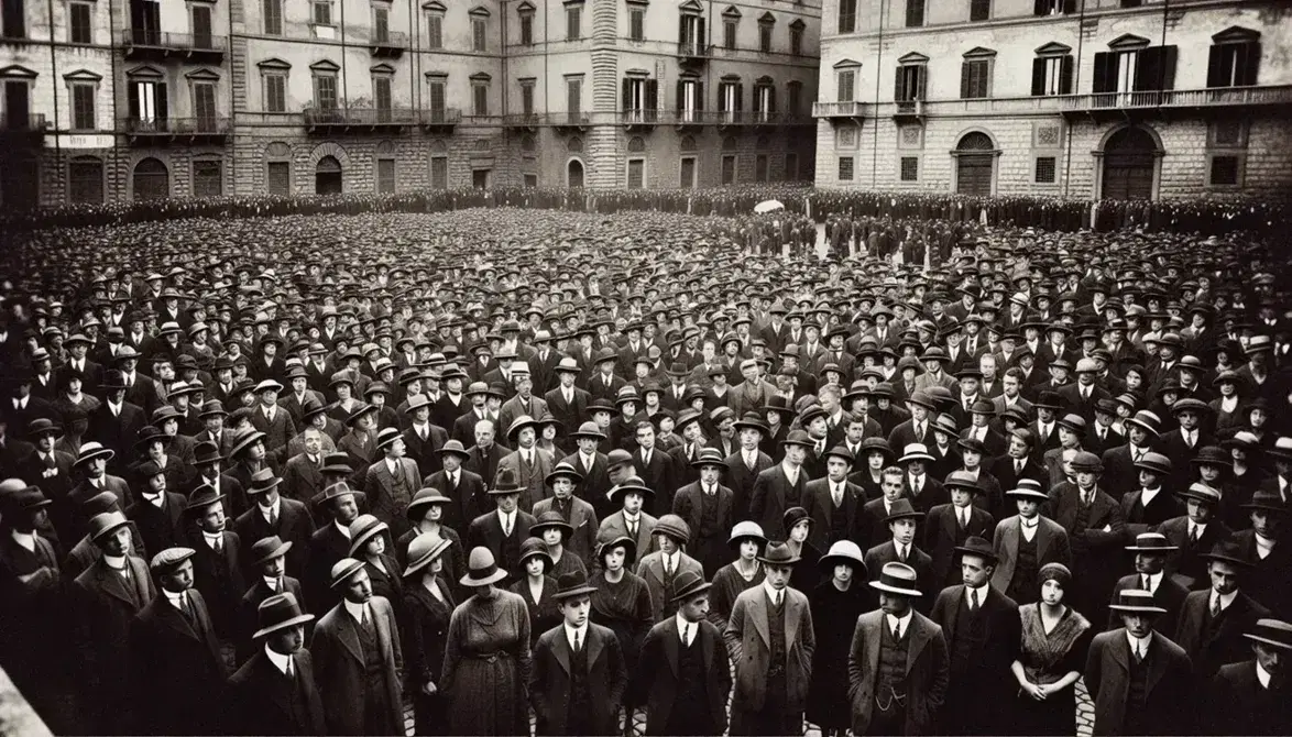 Folla in abiti anni '20 riunita in piazza italiana con uomini in cappelli a tesa larga e donne in lunghi abiti e cloche.