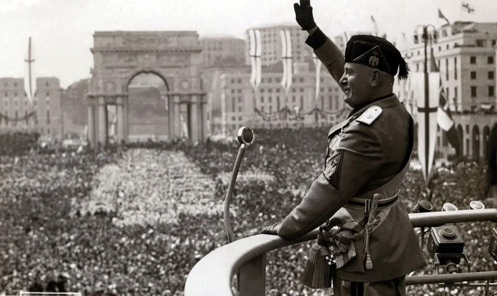 Mussolini durante un discorso al popolo