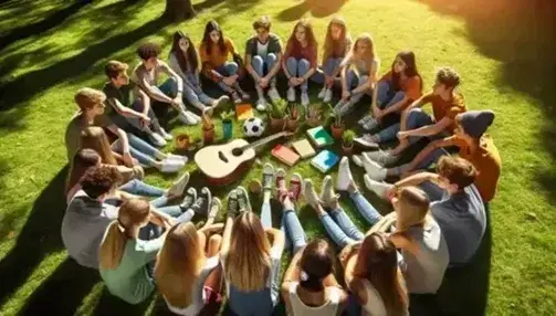 Grupo de adolescentes sentados en círculo en un parque sobre césped verde con un balón de fútbol, libros y guitarra acústica en el centro, bajo sombras moteadas de árboles en día soleado.