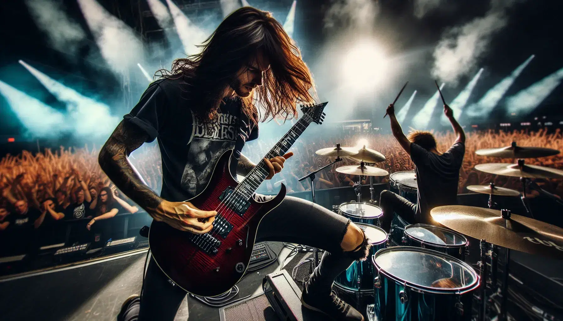 Chitarrista con capelli lunghi suona una chitarra elettrica rossa su palco illuminato, con batterista e folla entusiasta sullo sfondo.