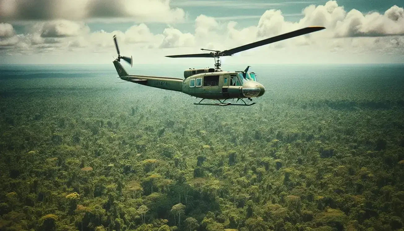 Elicottero militare UH-1 Iroquois, noto come Huey, sorvola una giungla fitta, con cielo azzurro e nuvole sparse.