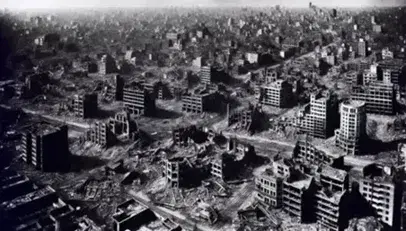 Veduta aerea in bianco e nero di una città devastata con edifici in rovina e strutture crollate, epicentro di un'esplosione al centro.